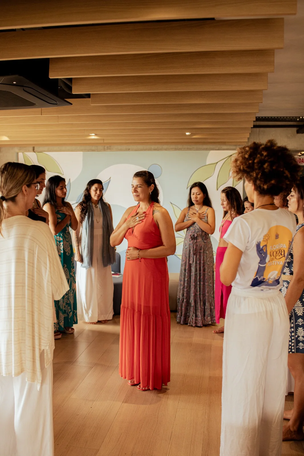 Grupo participando de uma vivência em círculo