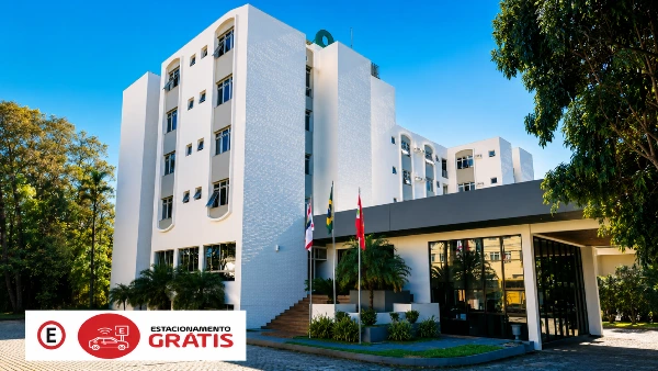Fachada do Hotel Brisa Mar em São José, Santa Catarina, com estacionamento gratuito